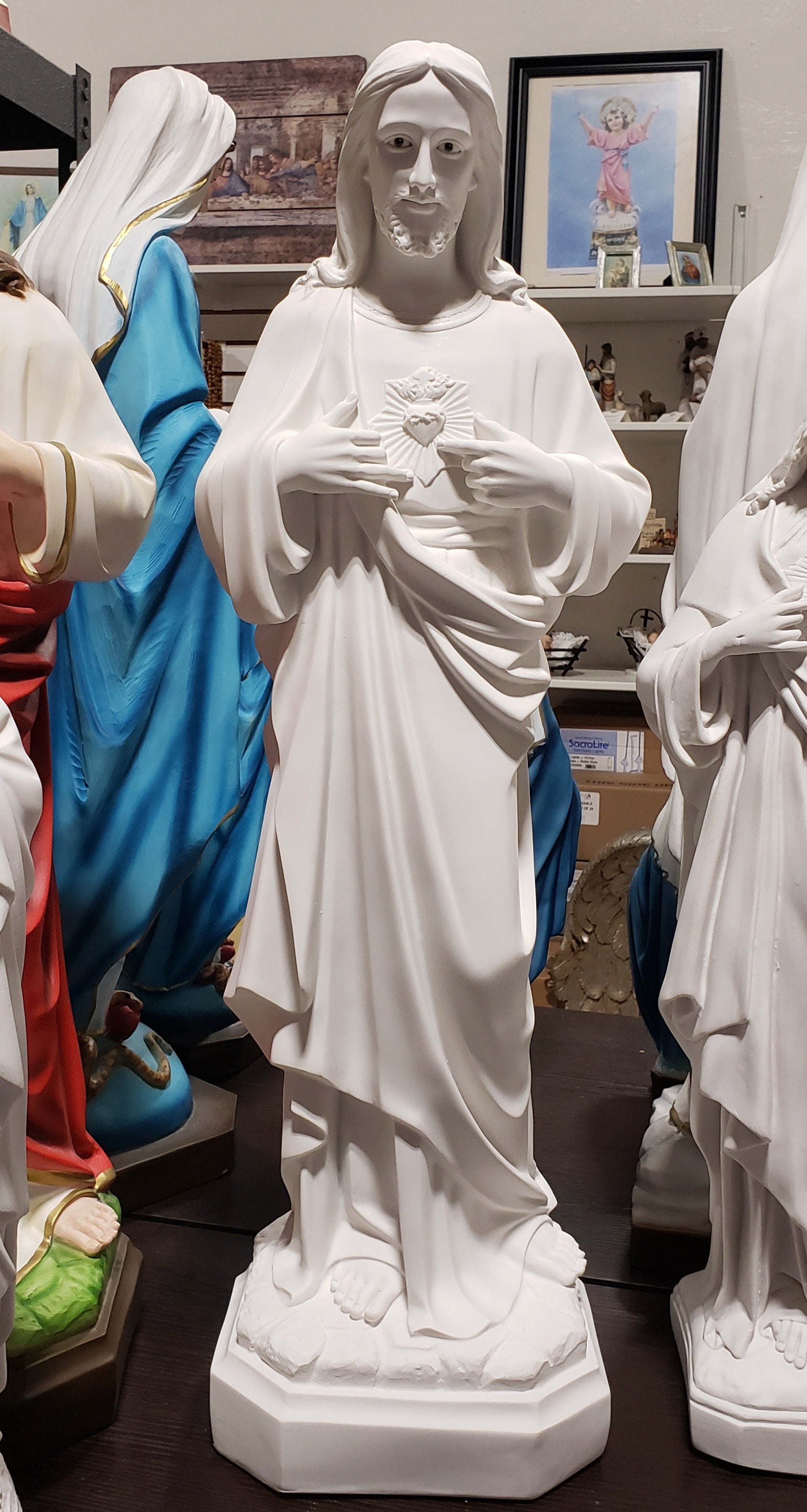 White Statues of The Sacred Heart of Jesus with hand painted eyes / Imagenes Blancas Sagrado Corazon de Jesus con ojos pintados a mano