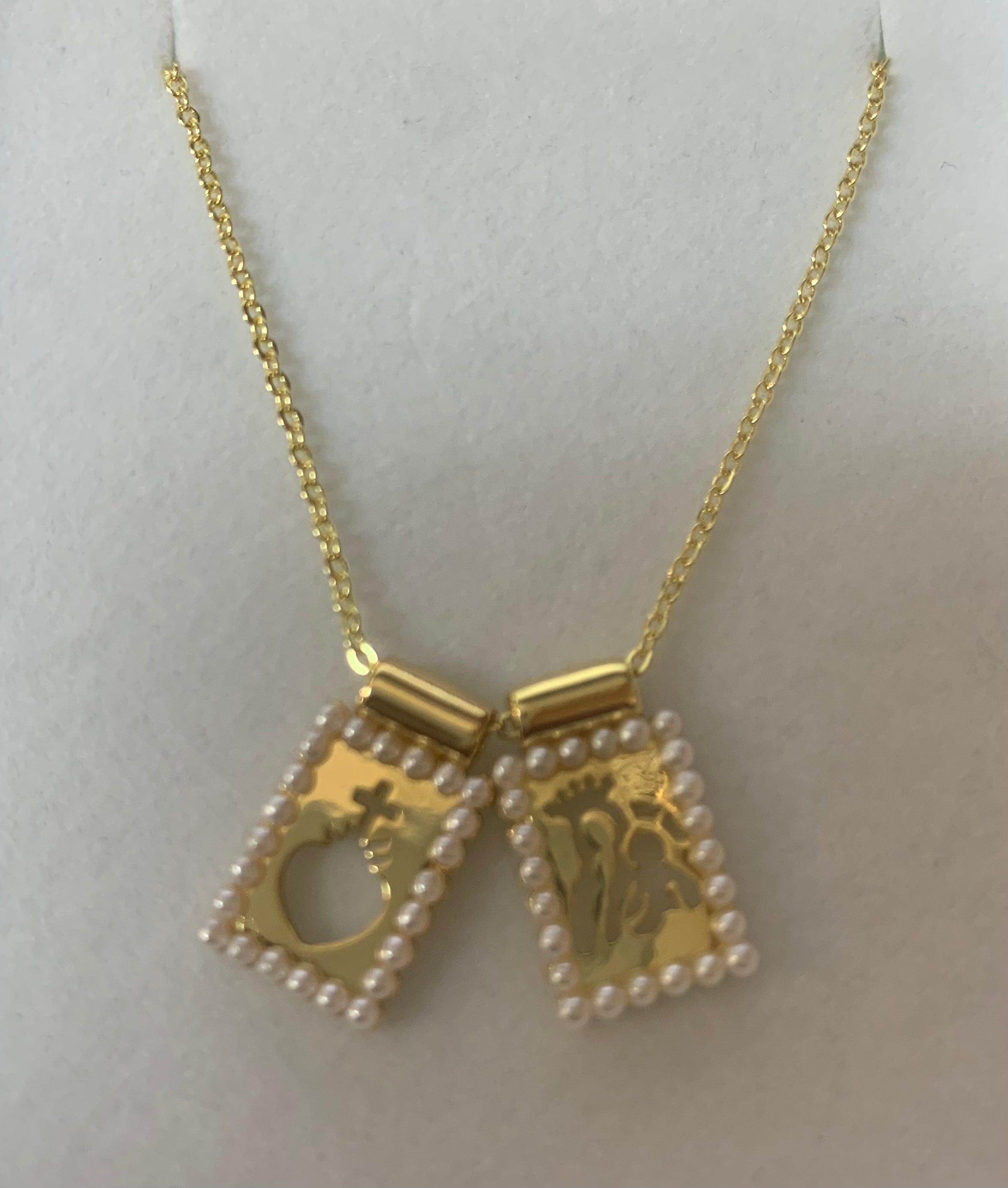 Dainty pearl scapular