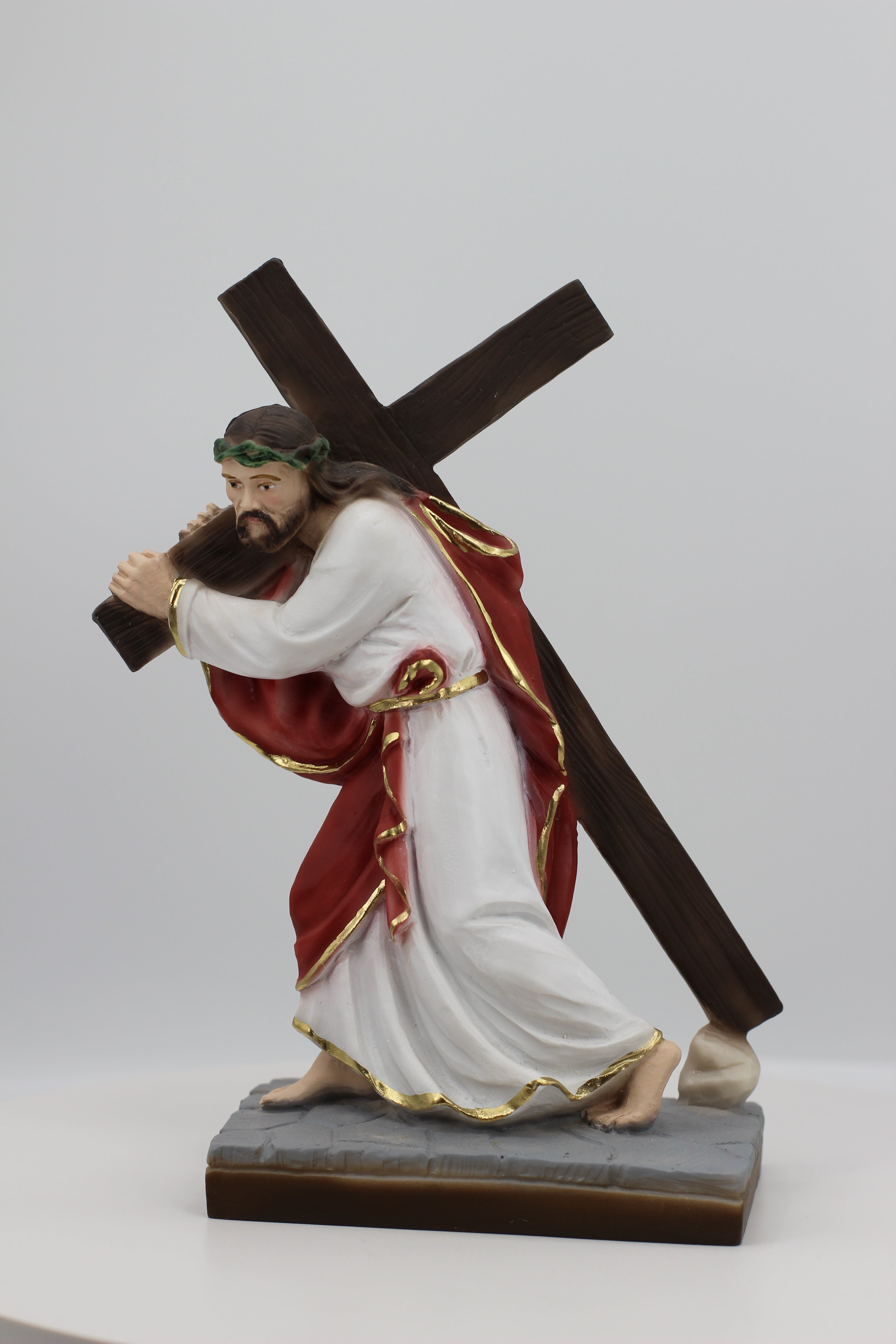 Jesus with the Cross by the Faith Gift Shop / Cristo con la Cruz