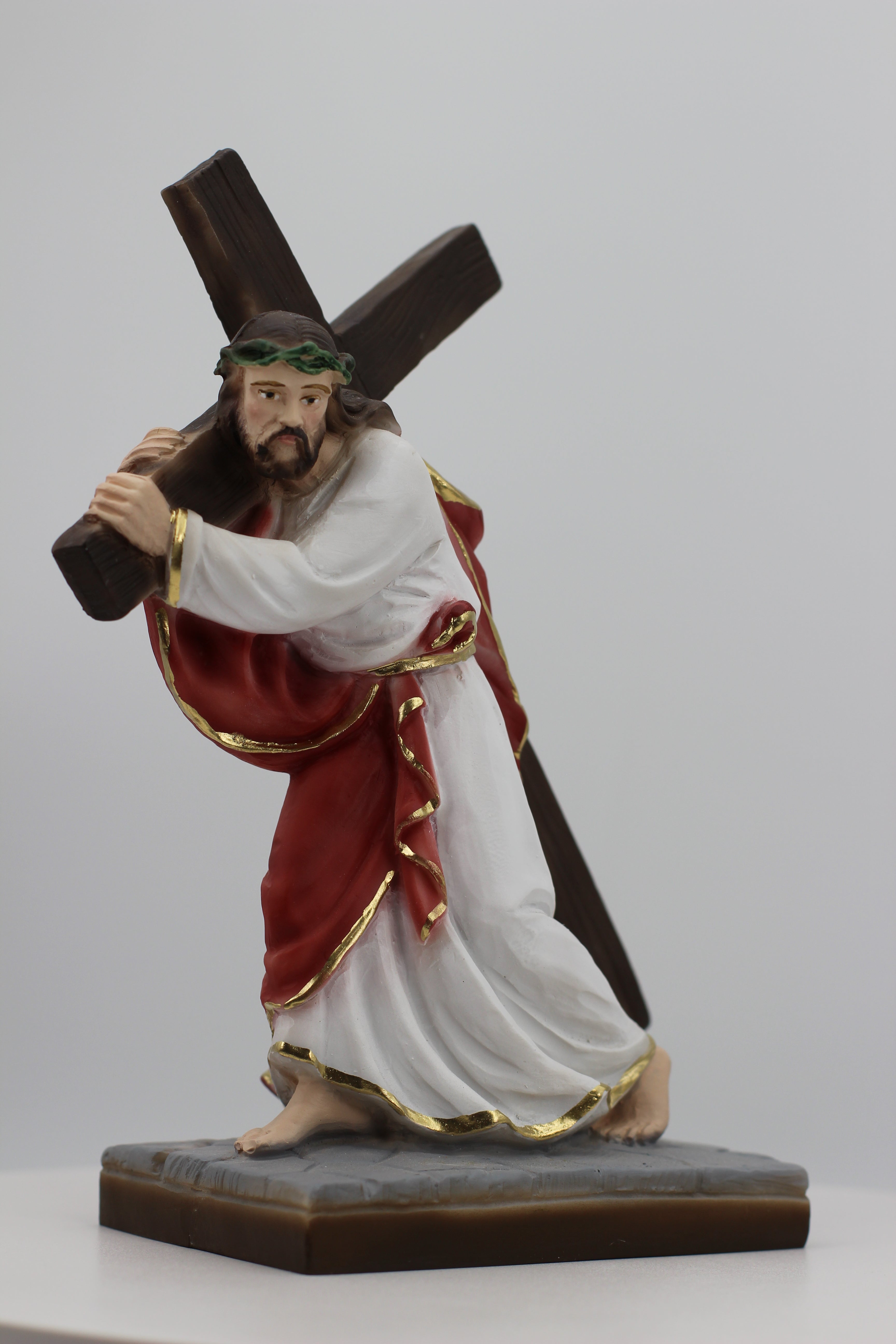 Jesus with the Cross by the Faith Gift Shop / Cristo con la Cruz