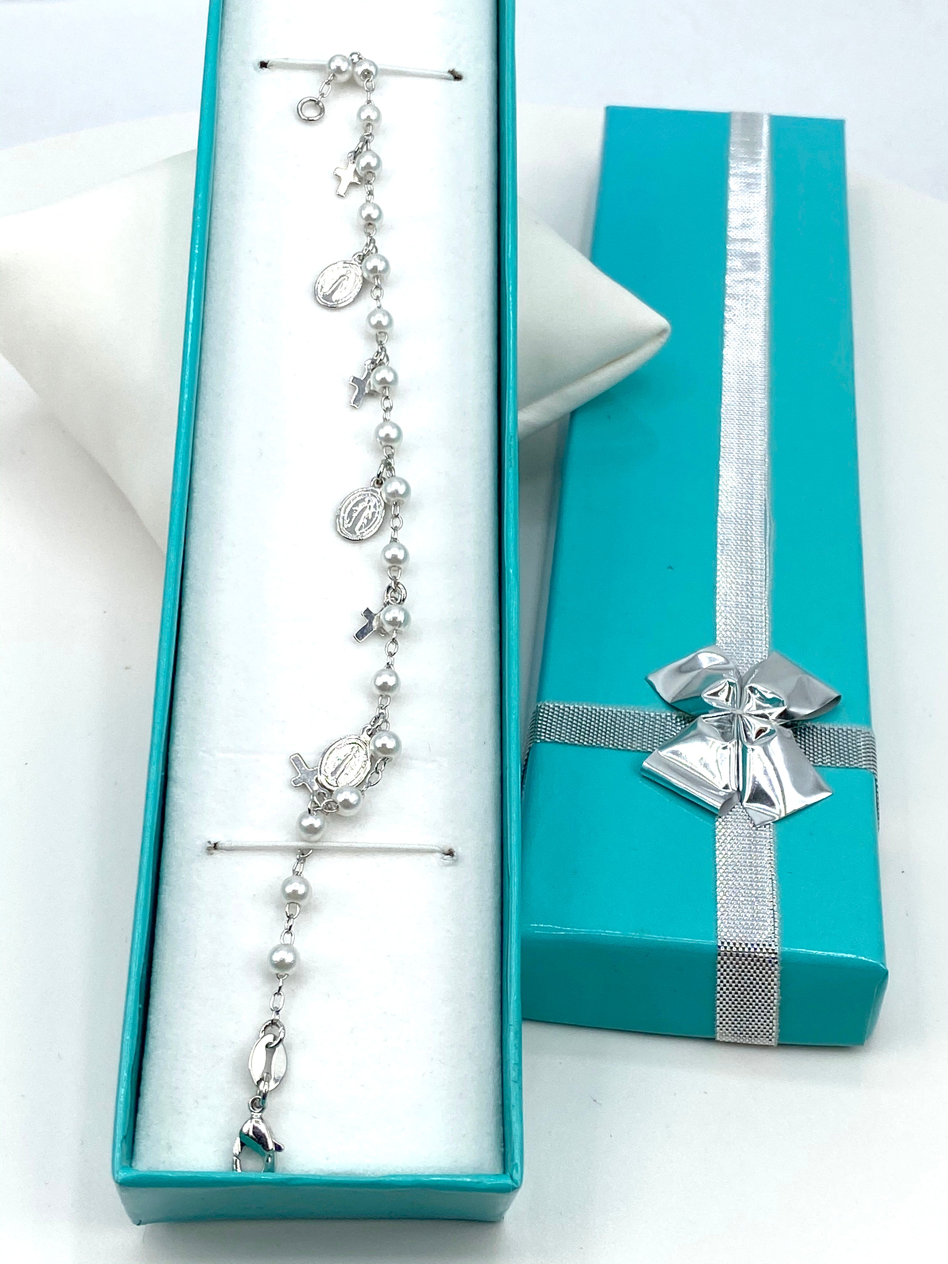 Bracelet with simulated pearls and Our Lady of Grace and crosses charms