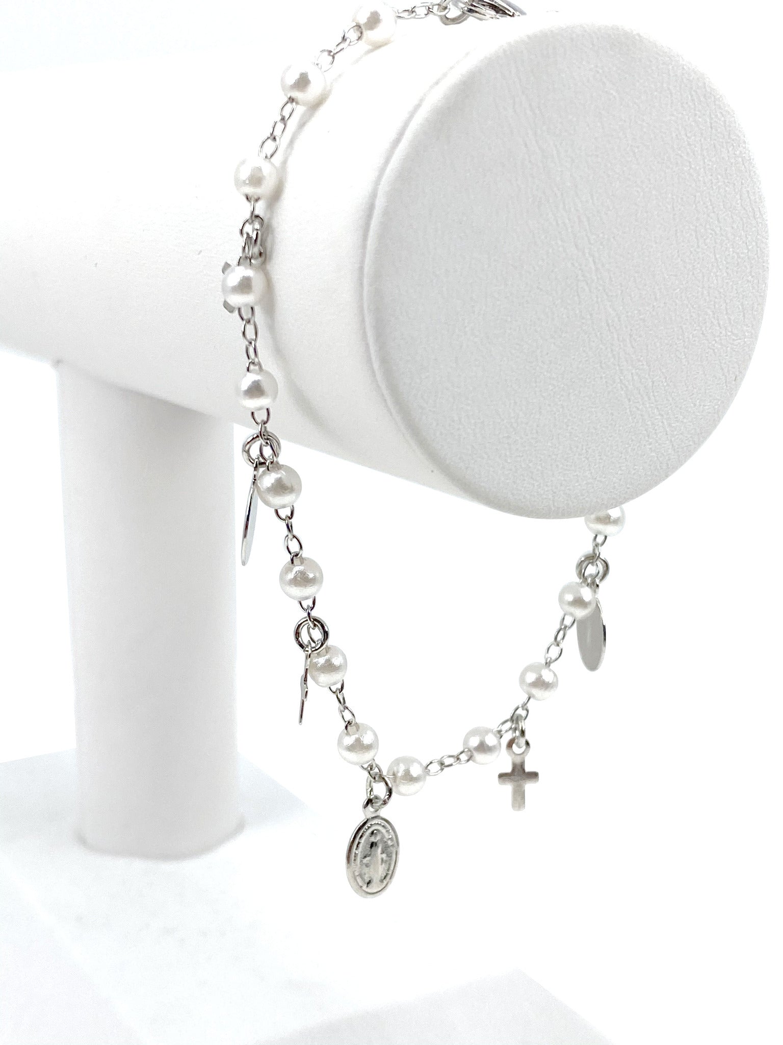 Bracelet with simulated pearls and Our Lady of Grace and crosses charms