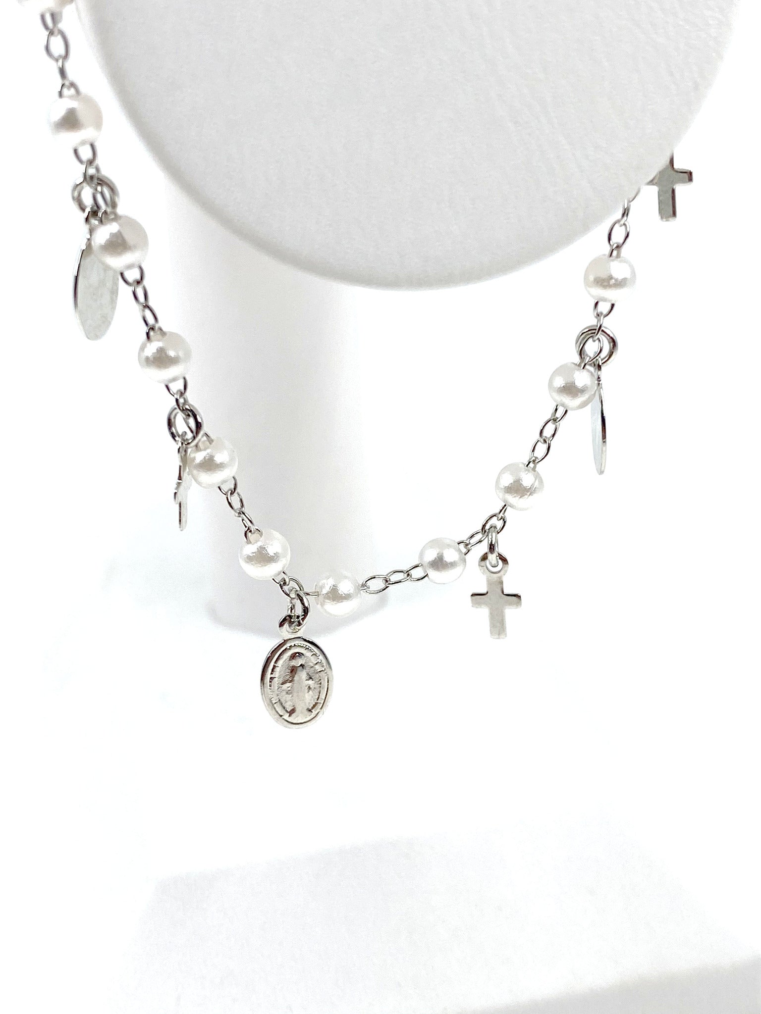 Bracelet  with simulated pearls and Our Lady of Grace and crosses charms