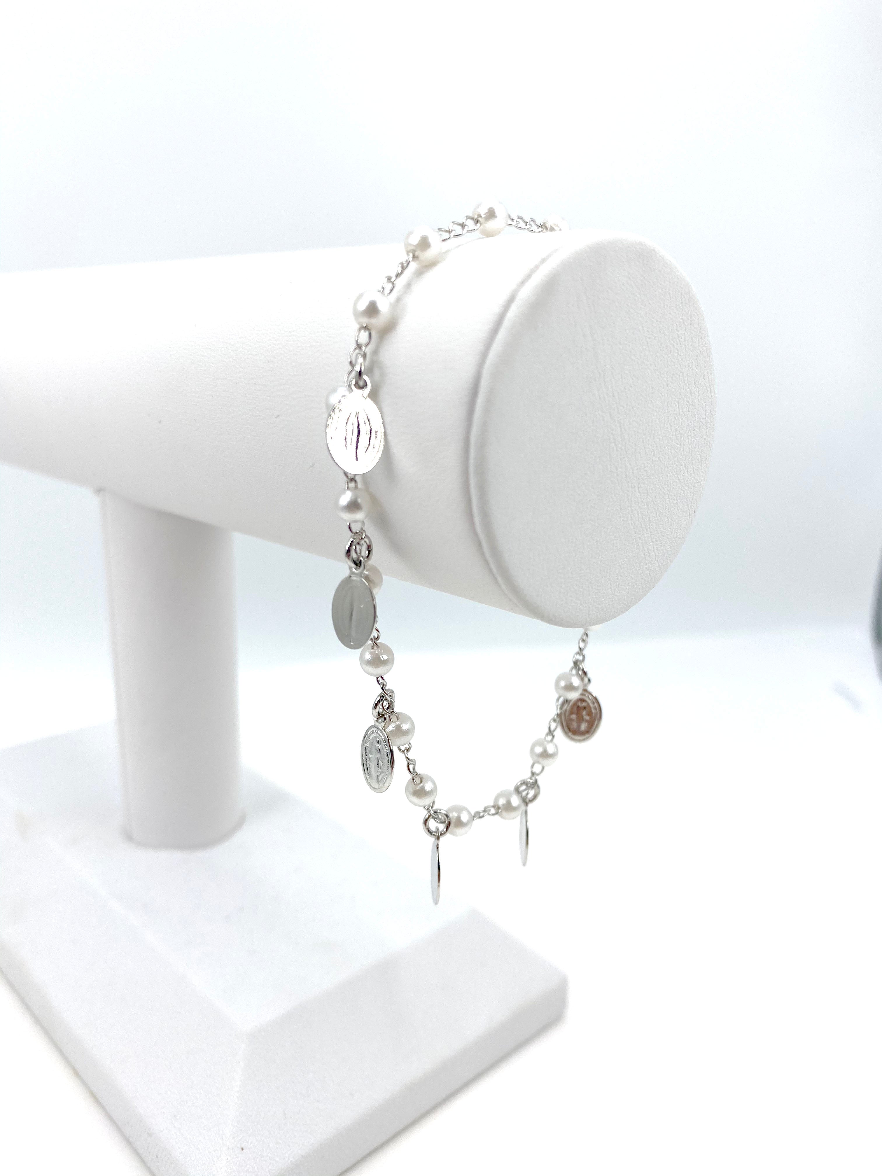 Bracelet with simulated pearls and Our Lady of Grace charms