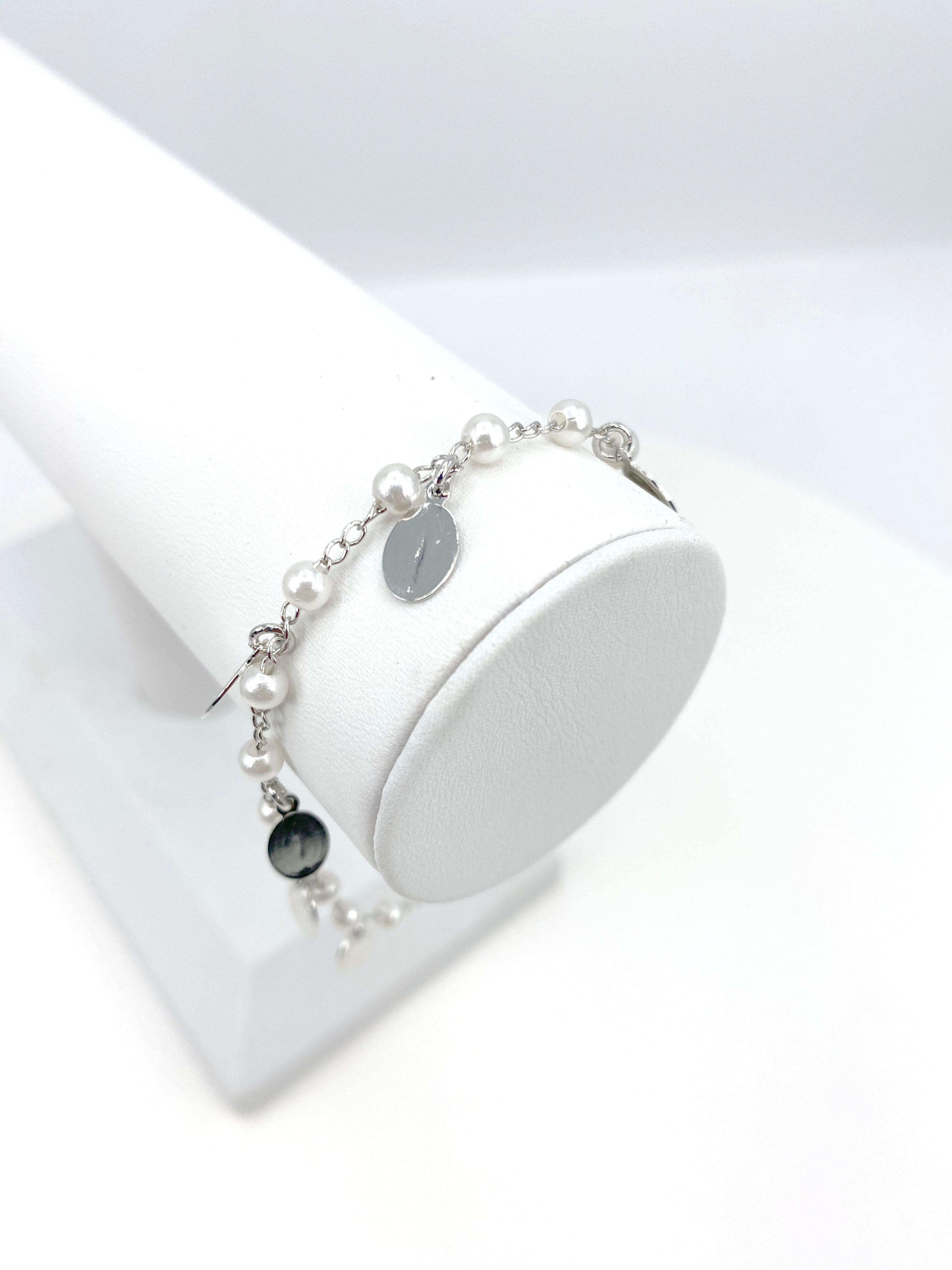 Bracelet with simulated pearls and Our Lady of Grace charms