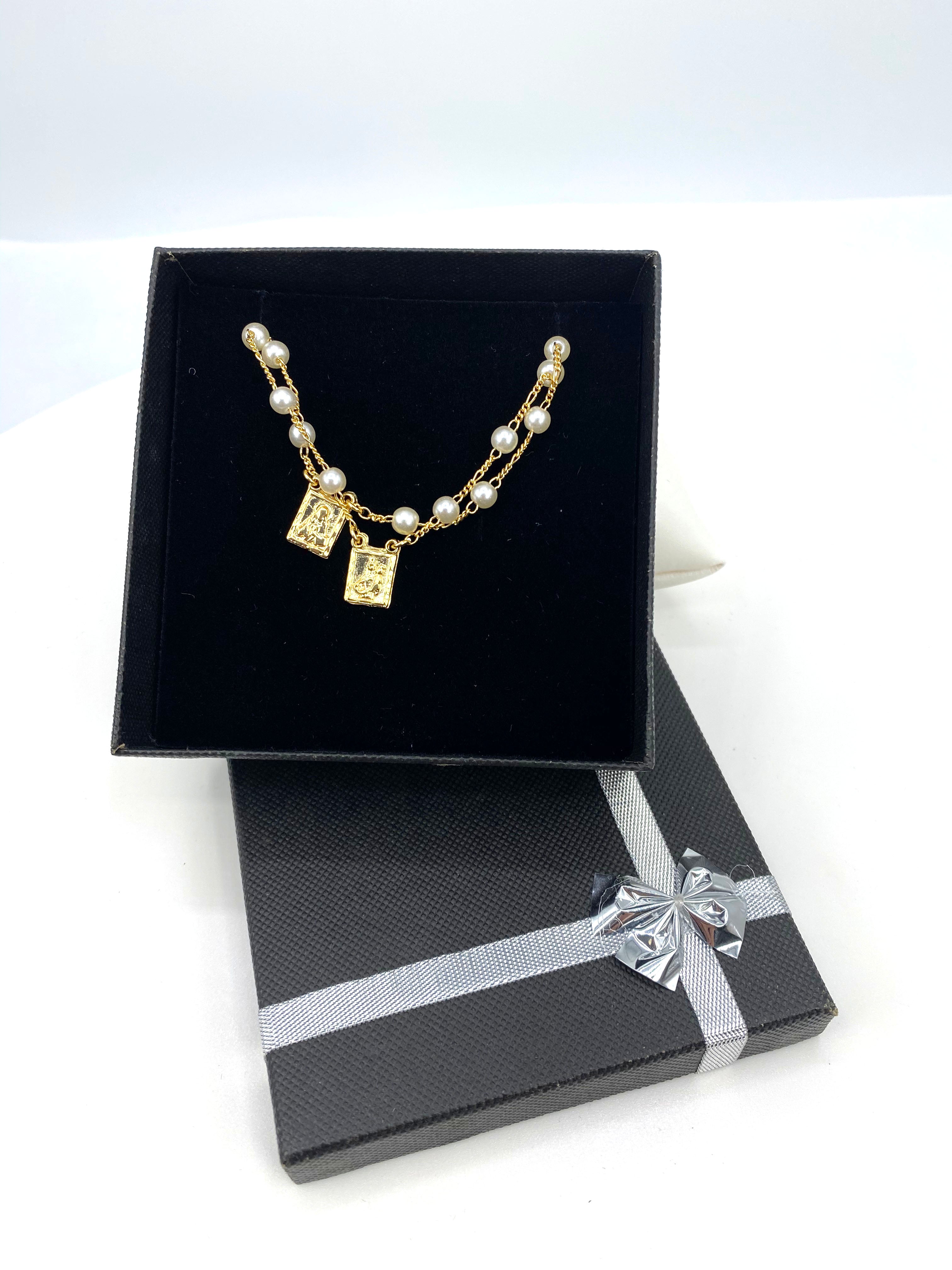 Scapular bracelet with simulated pearls/ Brazalete de imitacion de perlas y escapulario
