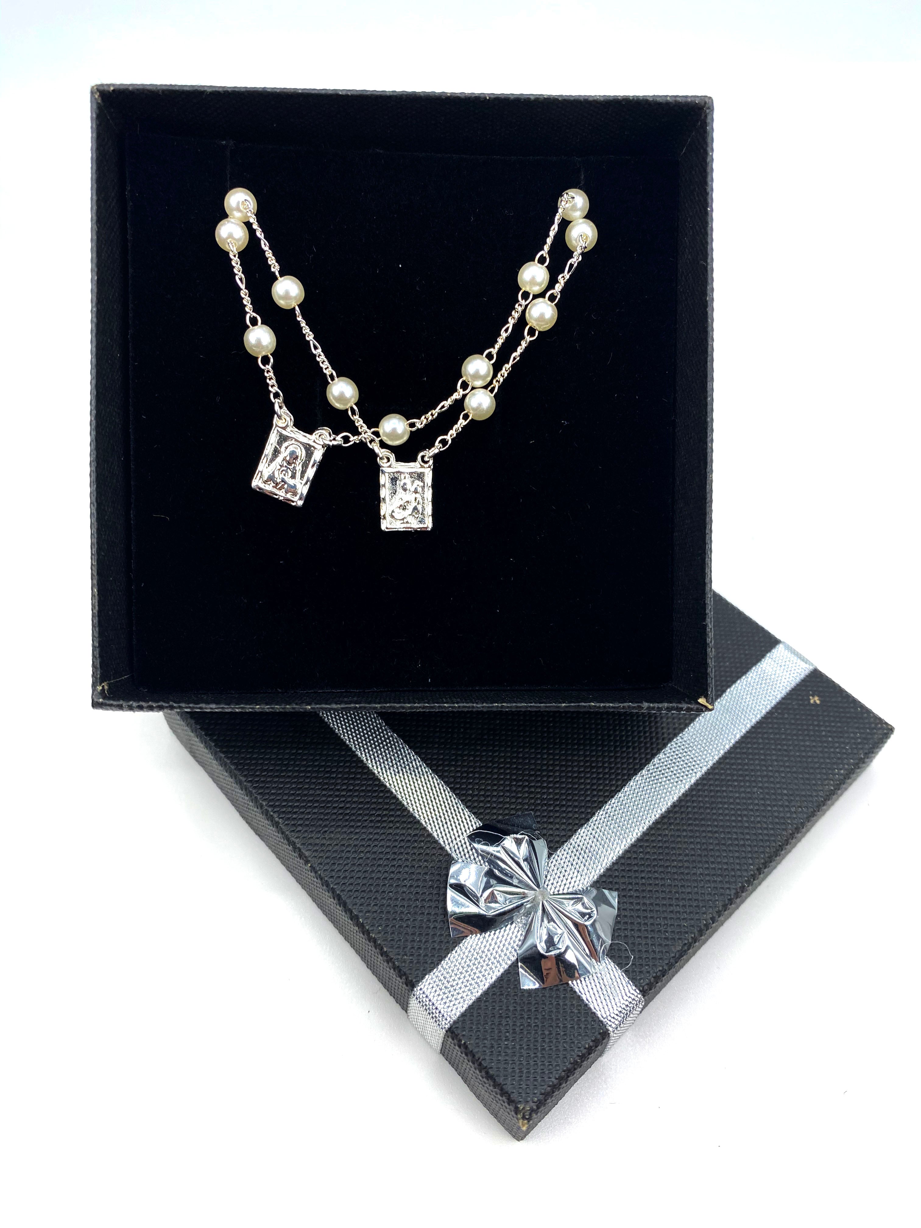 Scapular bracelet with simulated pearls/ Brazalete de imitacion de perlas y escapulario