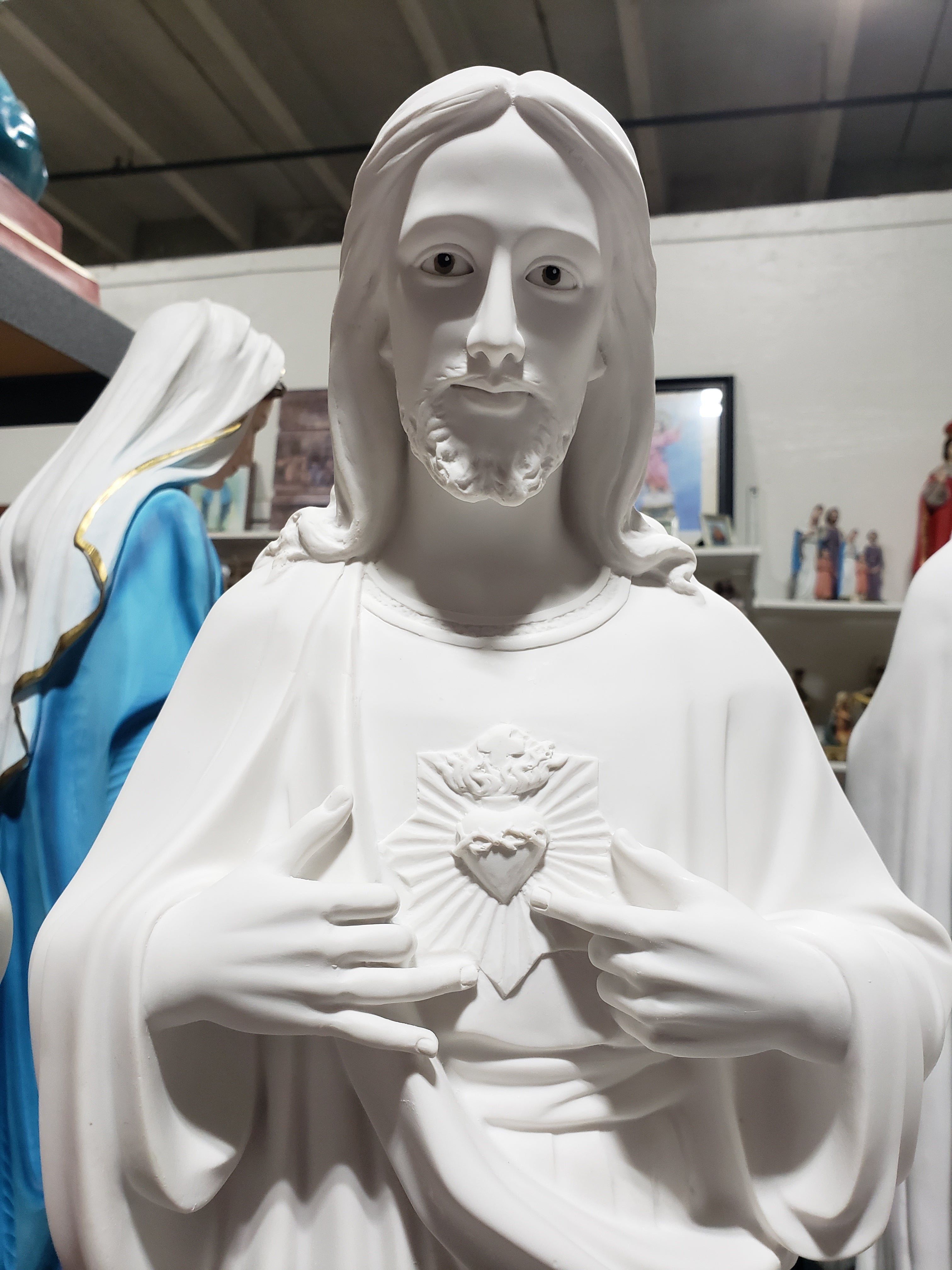 White Statues of The Sacred Heart of Jesus with hand painted eyes   / Imagenes Blancas Sagrado Corazon de Jesus con ojos pintados a mano