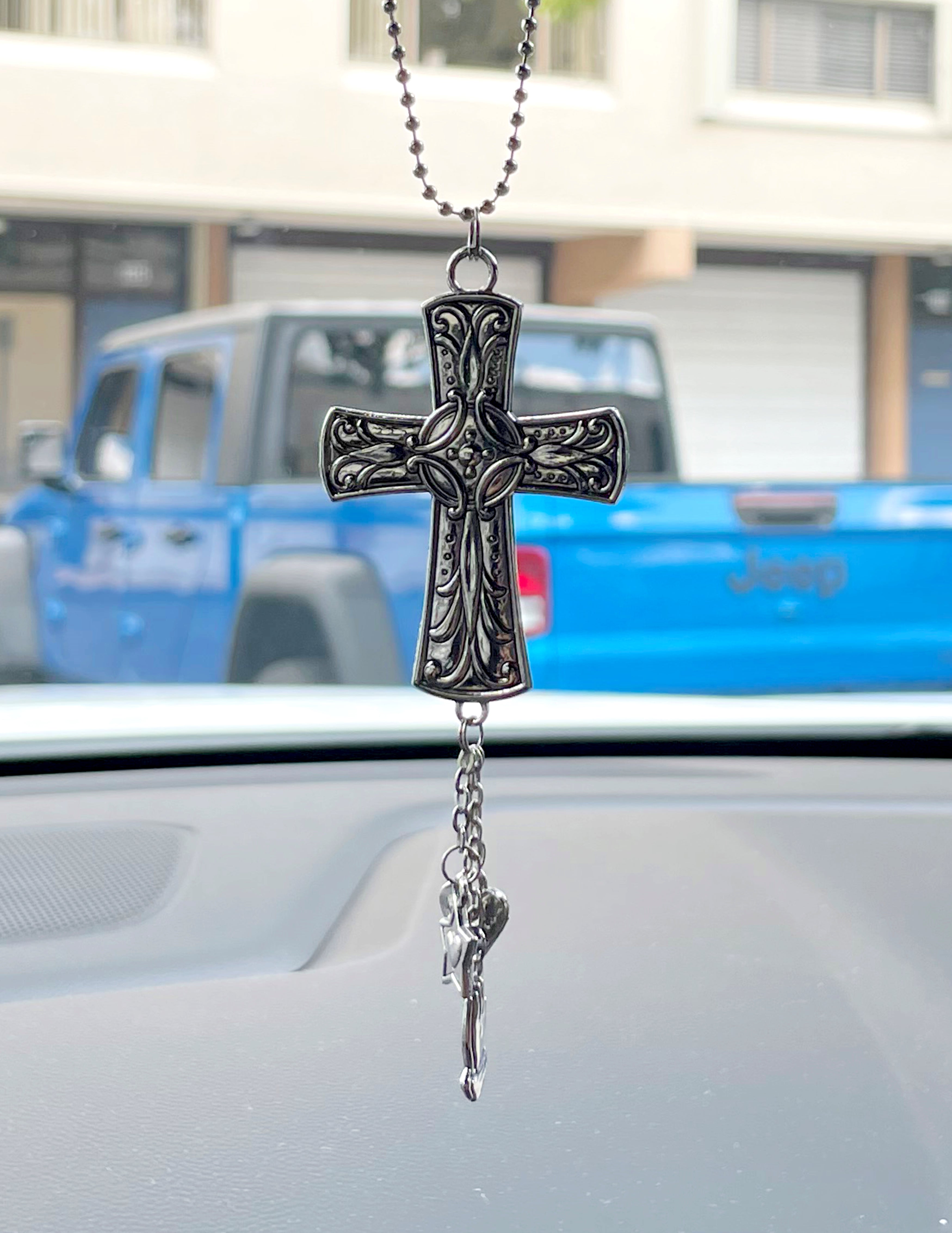 Hanging metallic cross special accessory to accompany you in your car