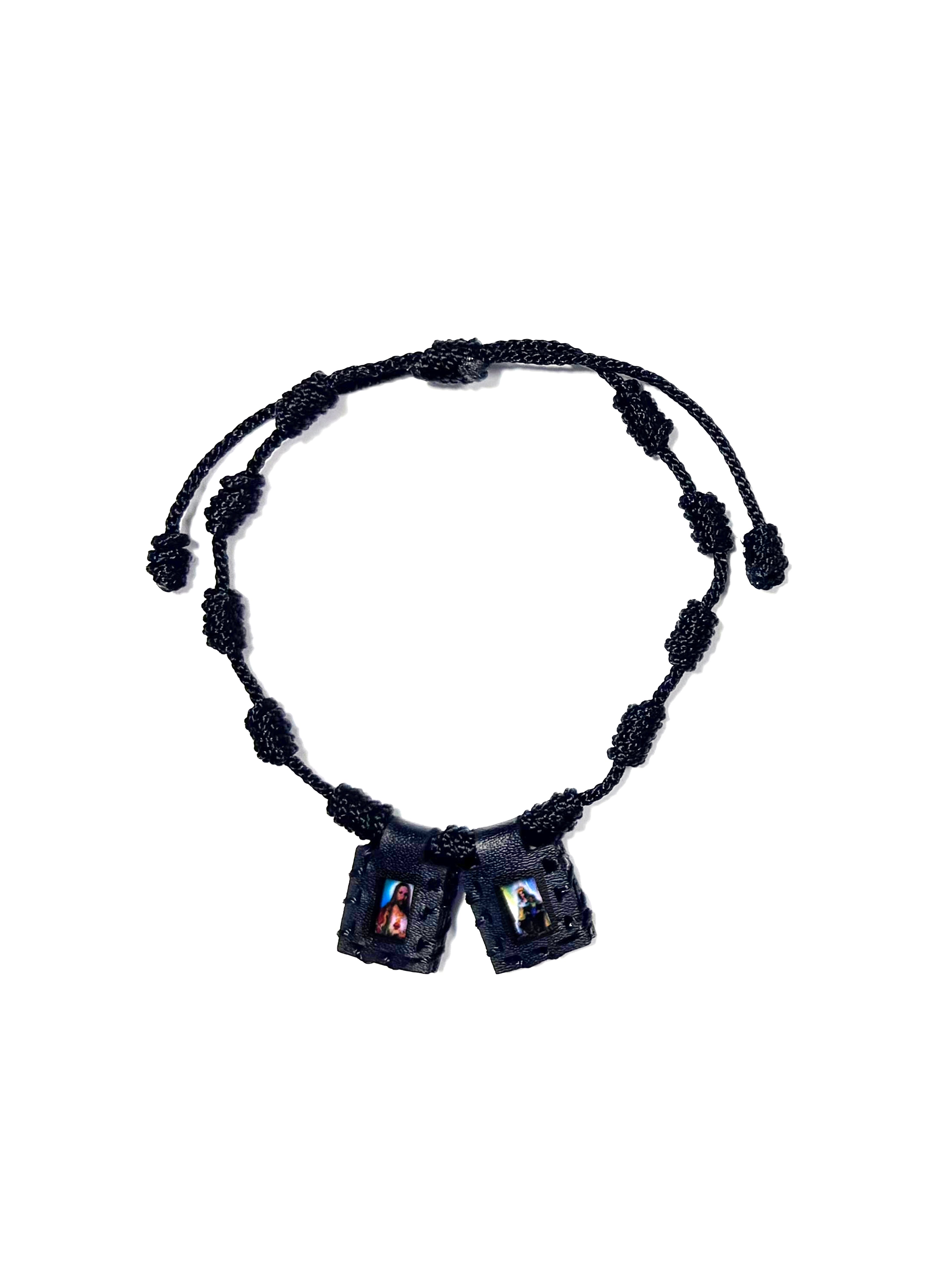 Scapular bracelet knotted with strings
