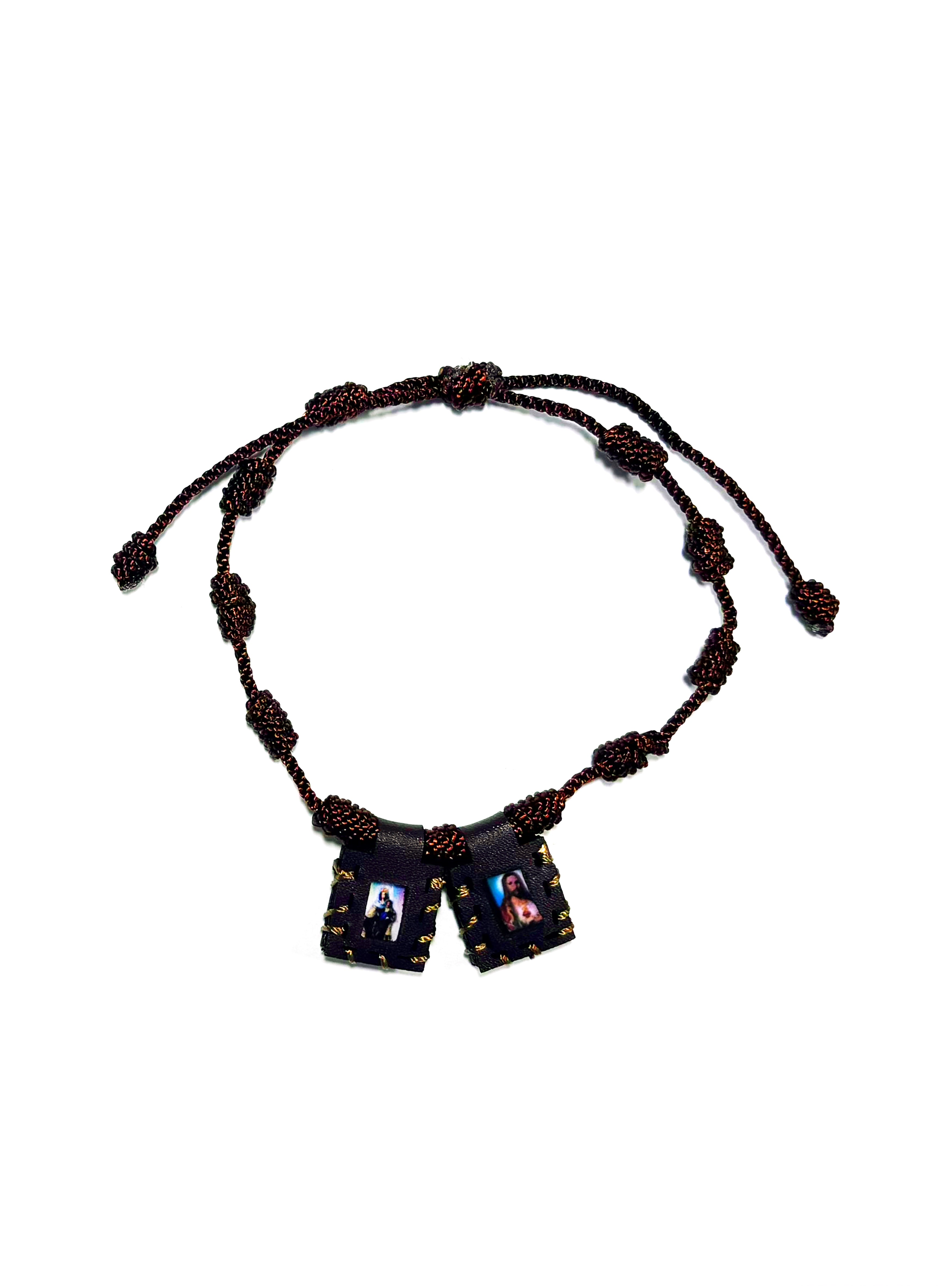 Scapular bracelet knotted with strings