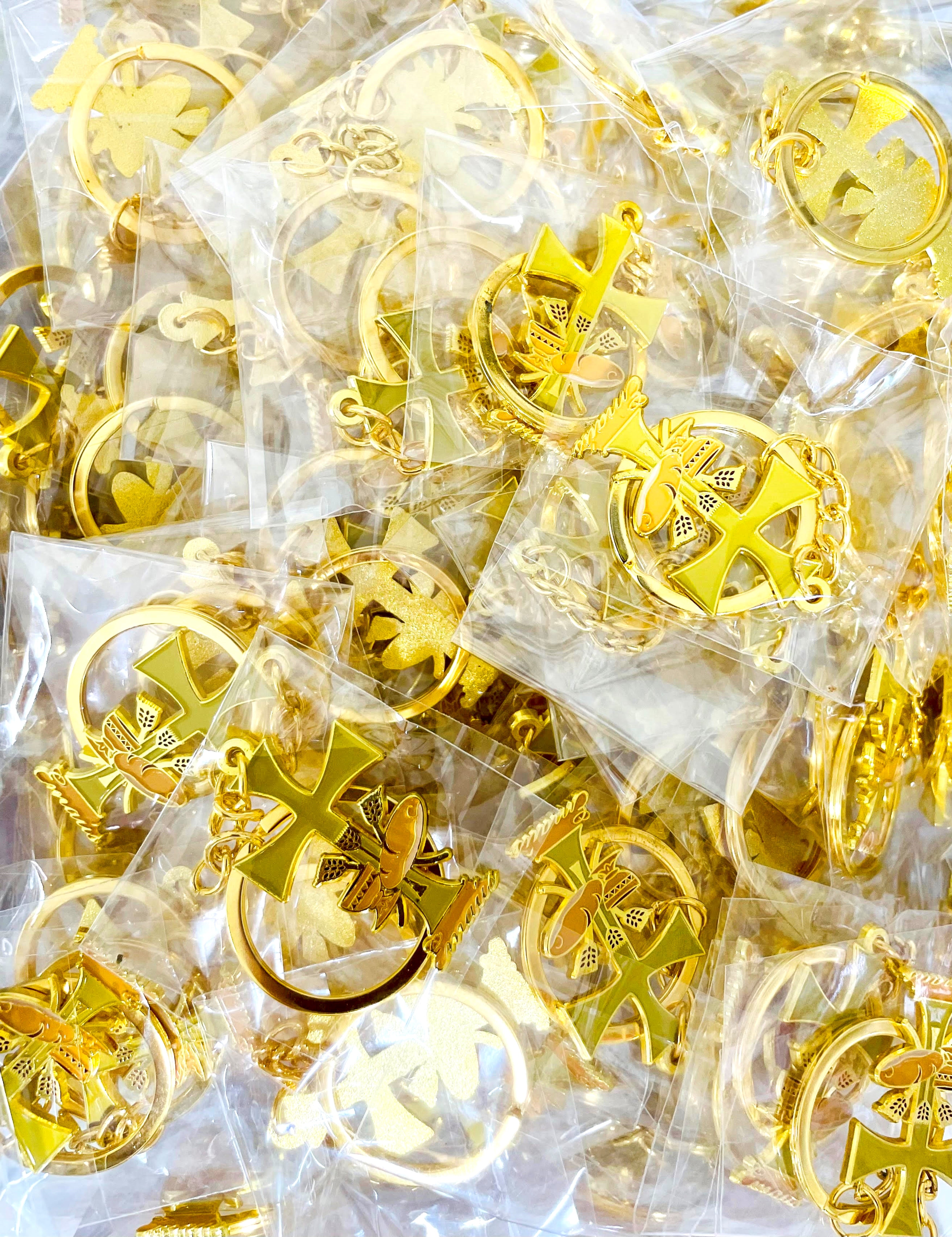 Emmaus yellow keychain package of 12 units special for retreats made of golden metal - Llavero de Emaús amarillo, paquete de 12 unidades especial para retiros hecho en metal dorado