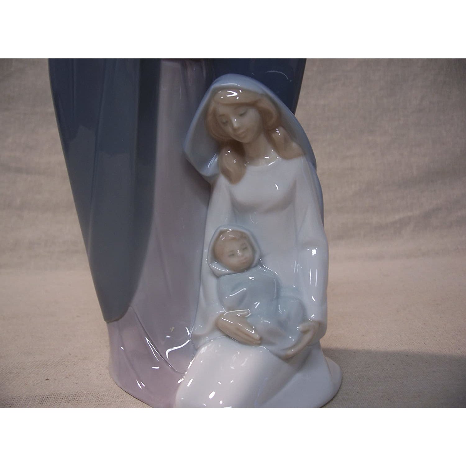 Nao by Lladro Collectible Porcelain Figurine: THE NATIVITY OF JESUS - 9  1/2