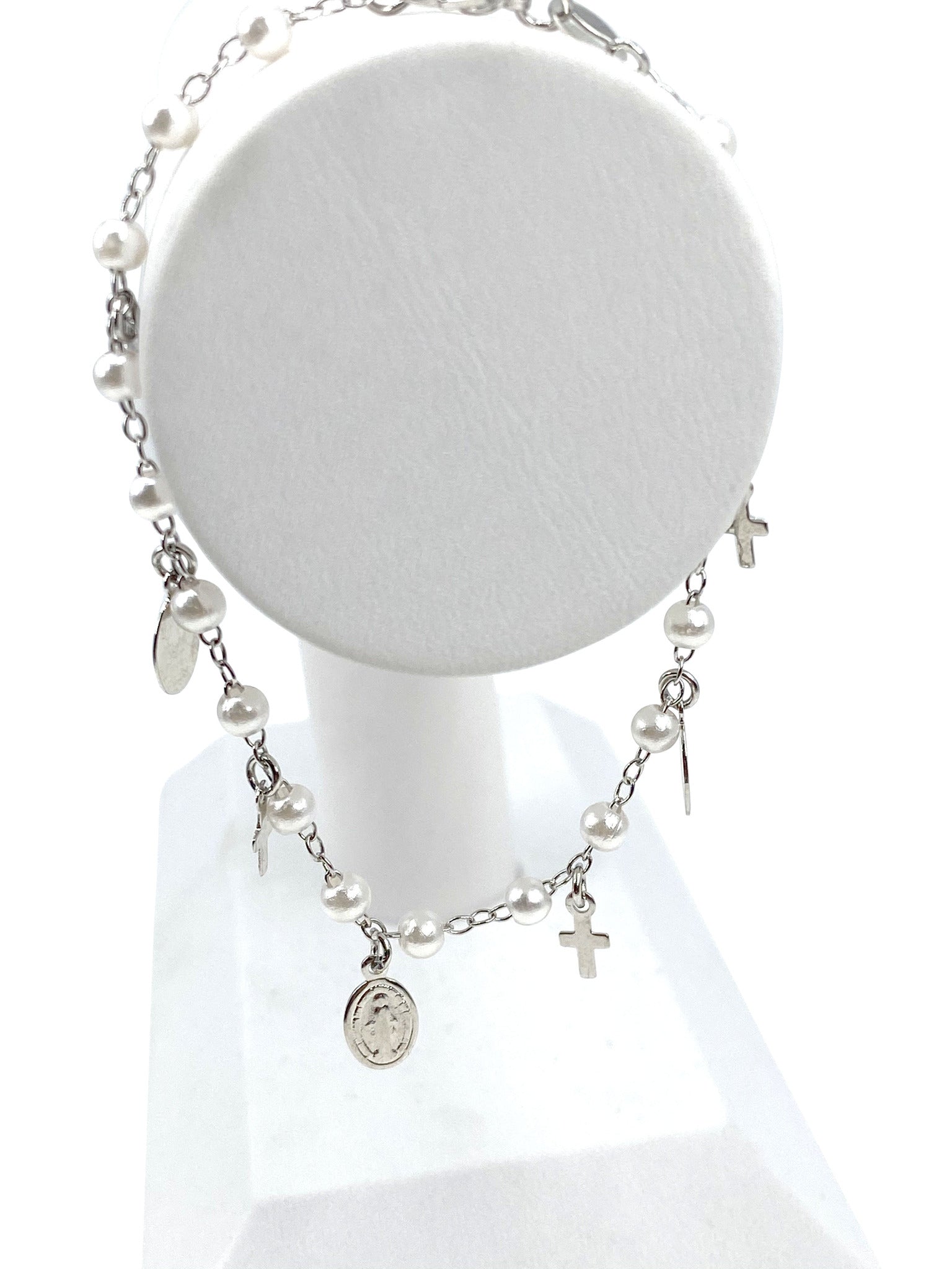 Bracelet  with simulated pearls and Our Lady of Grace and crosses charms