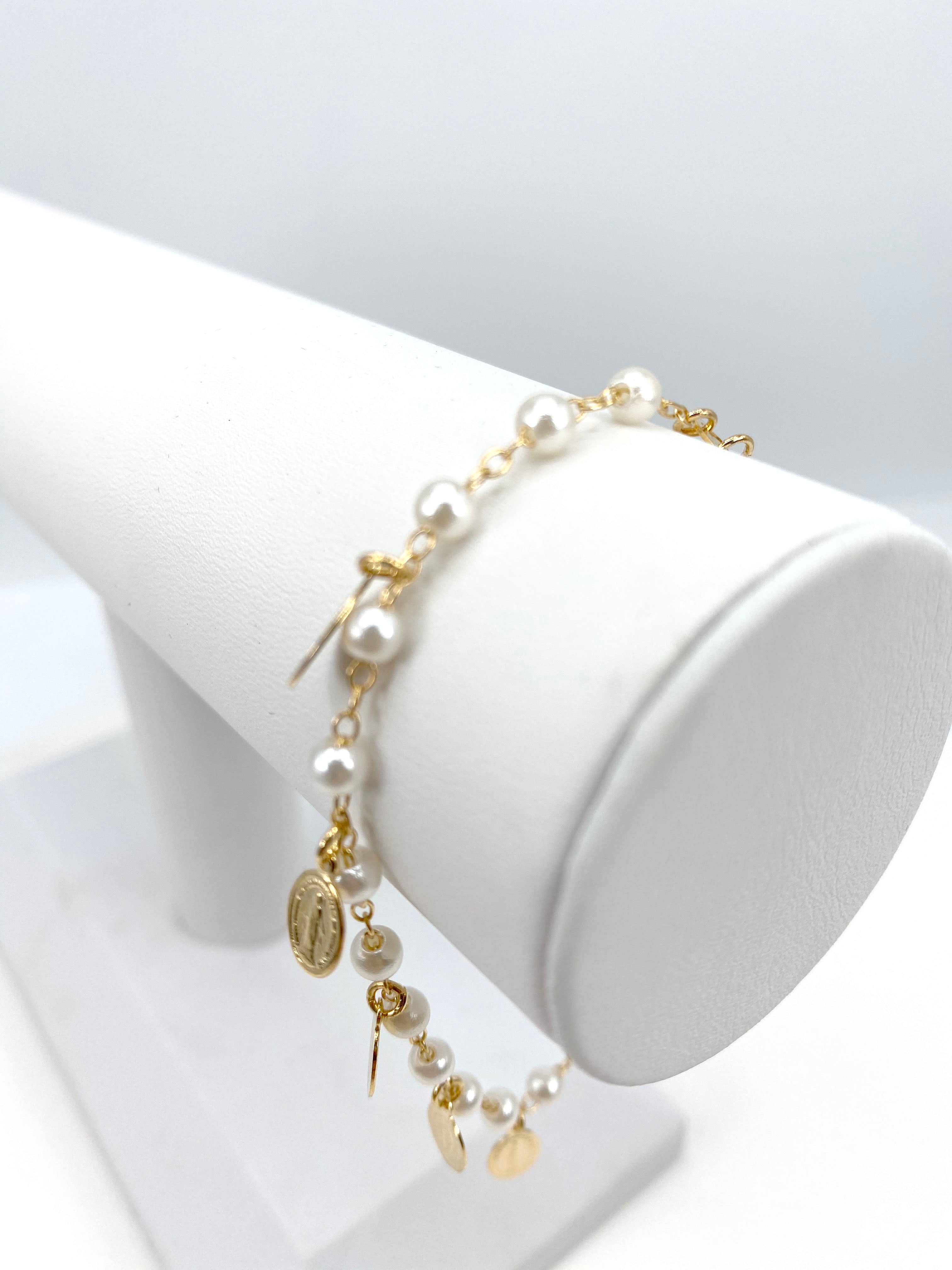 Bracelet with simulated pearls and Our Lady  of Grace charms