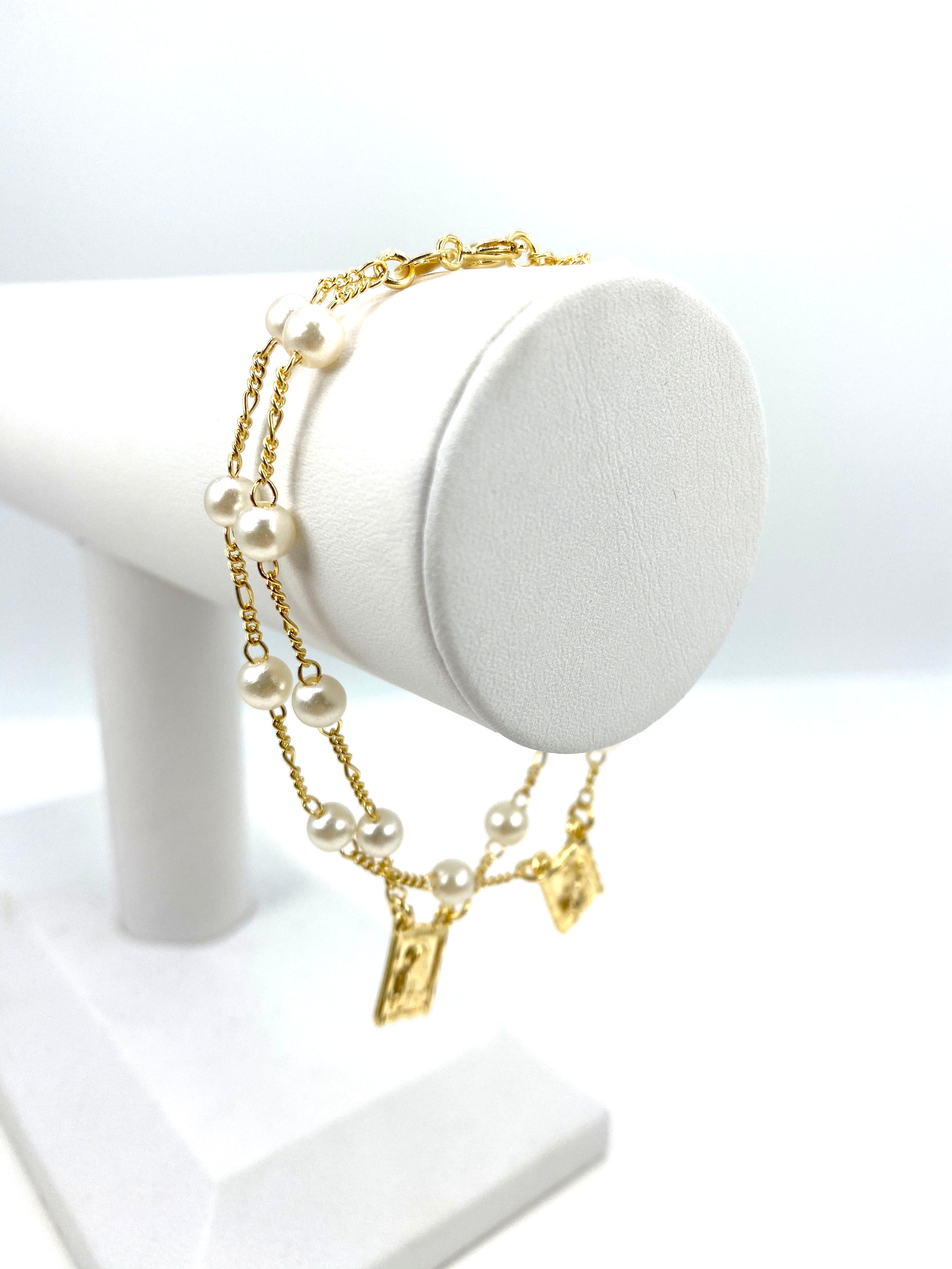 Scapular bracelet with simulated pearls/ Brazalete de imitacion de perlas y escapulario