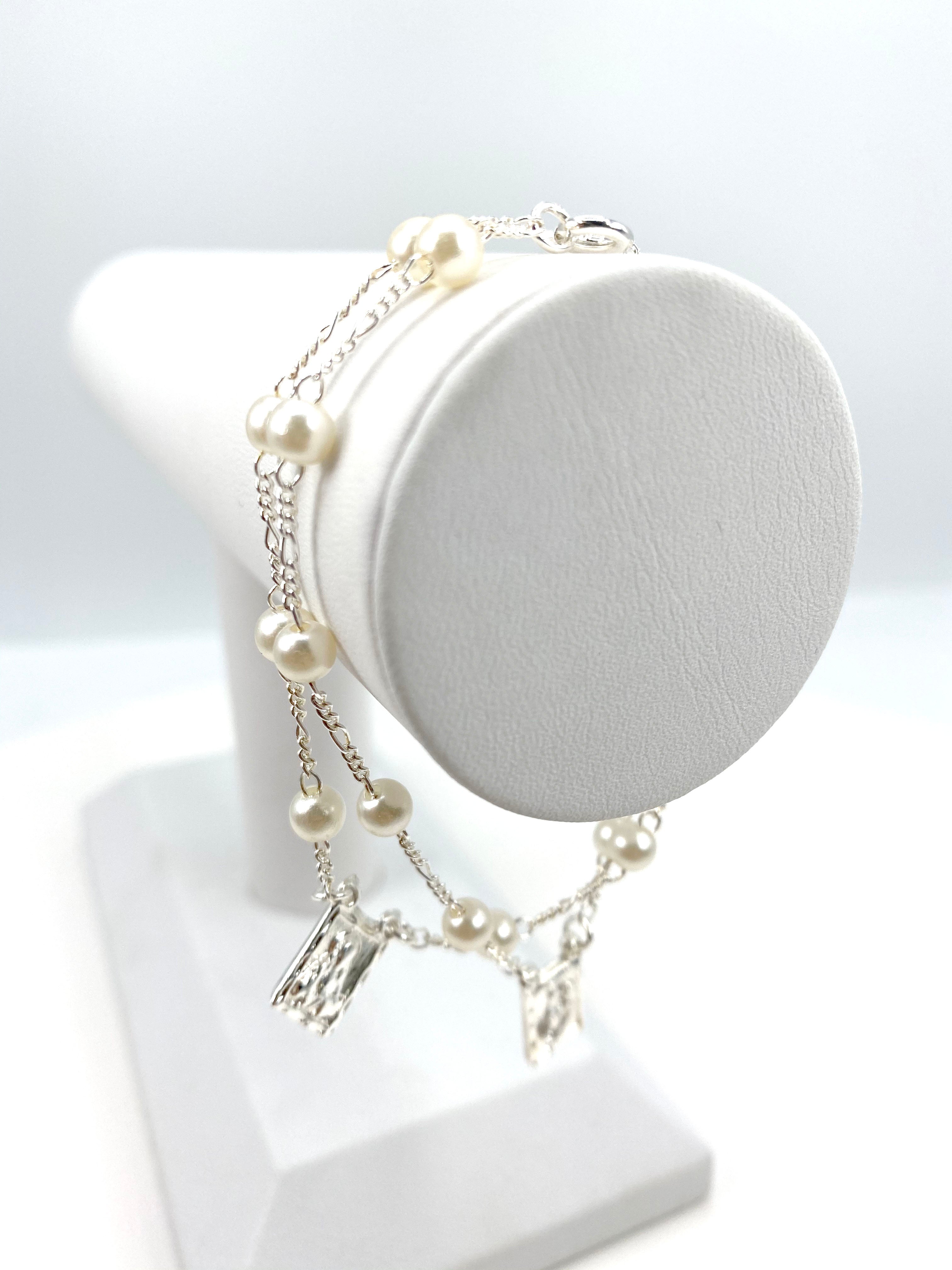 Scapular bracelet with simulated pearls/ Brazalete de imitacion de perlas y escapulario