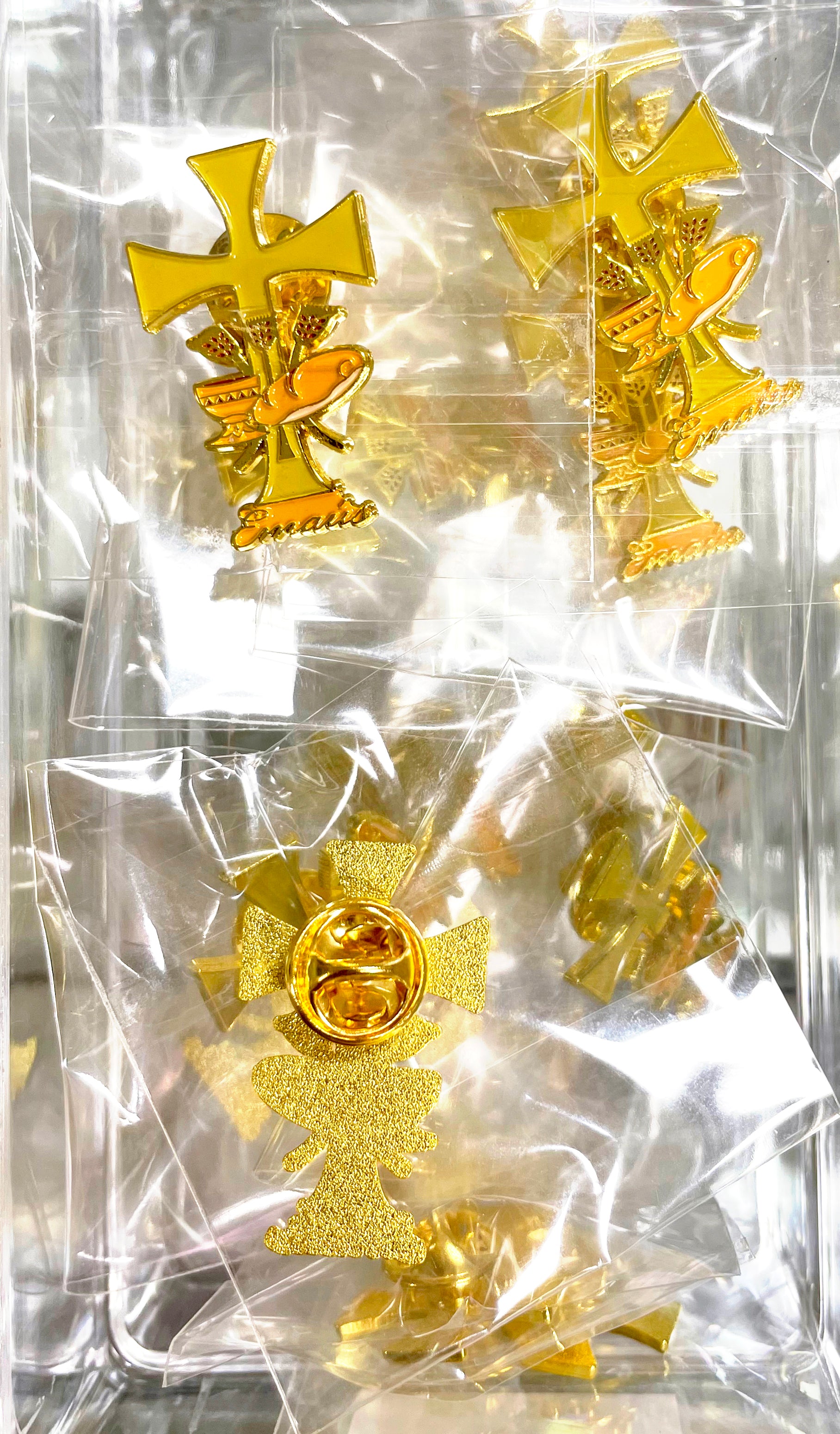Emmaus lapel pin package of 12 units special for retreats made of golden metal- Pin de Emaús, paquete de 12 unidades especial para retiros hecho en metal dorado